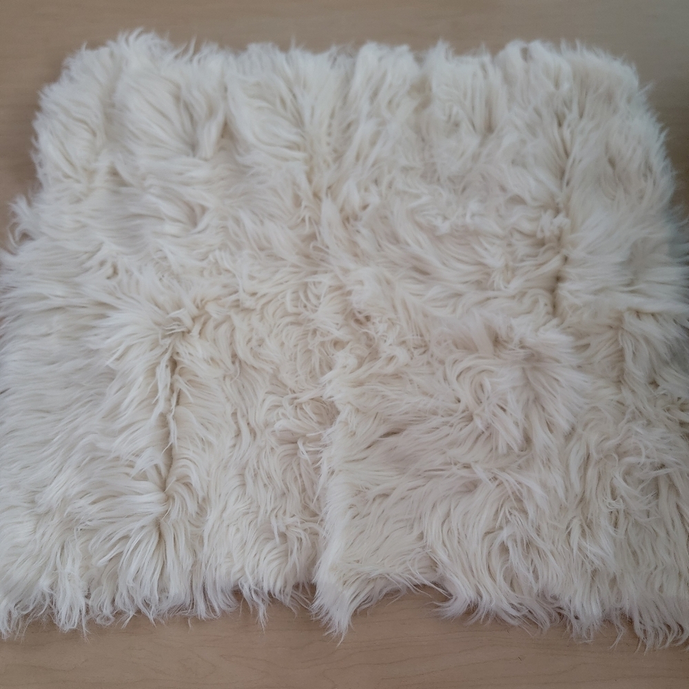 First Landings Premium Faux Fur Photography Prop- 2 Mats 24x28 Inches Cream Gray - Picture 4 of 4